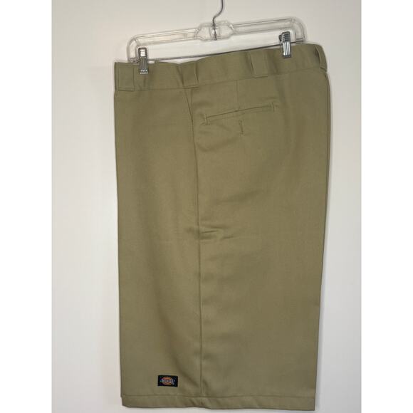 Men's Dickies Khaki Loose Fit Long Shorts 42 inch waist NEW WITH TAGS - Picture 3 of 3